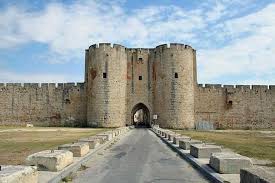 FÊTE DE LA ST LOUIS € AIGUES MORTES Rejoignons l'antenne de nimes