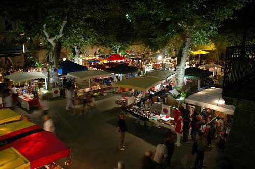 Marché nocturne à Sommieres