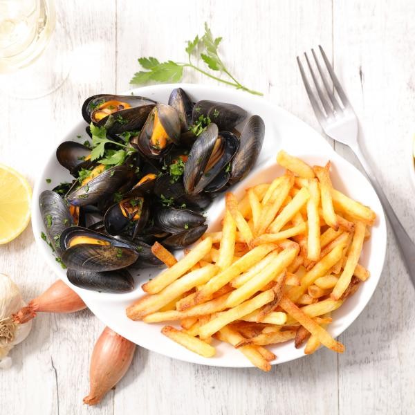 Repas moules frites dans un bar à bières