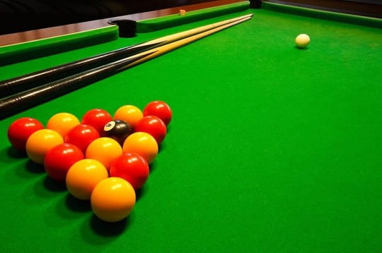 Joue aux billard le samedi après midi