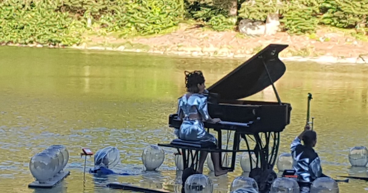 LE PIANO DU LAC A FREDIERES