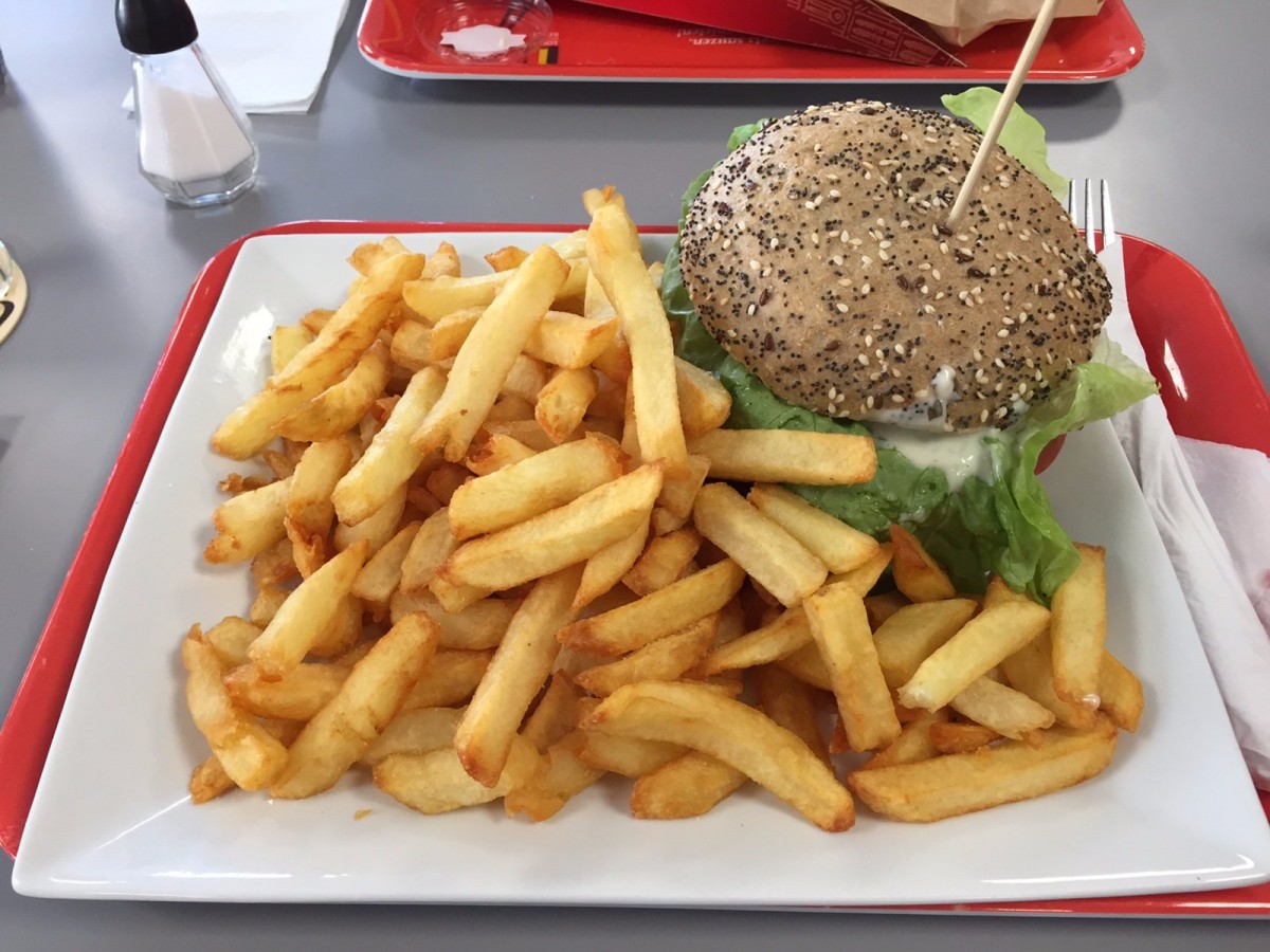 Manger une frite avant le vidéo mapping à Herin