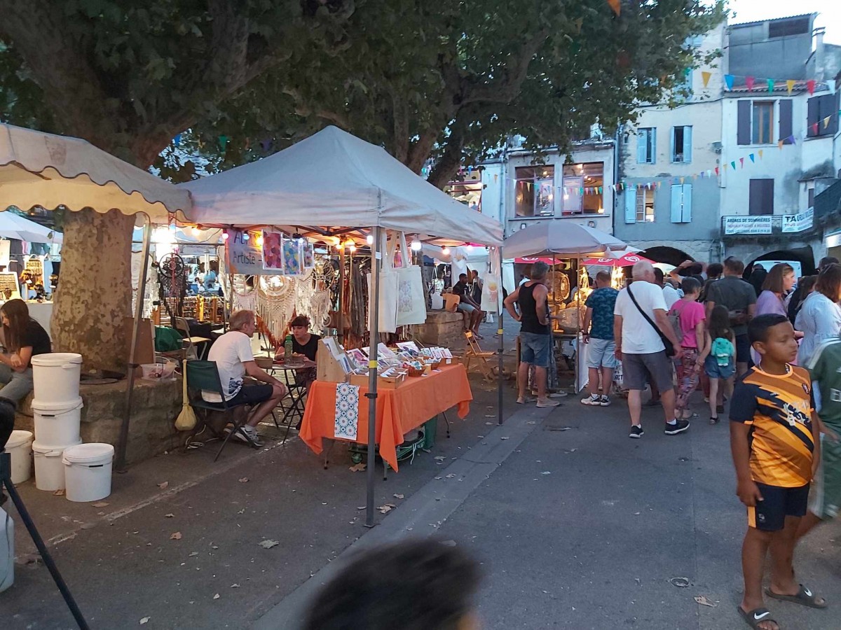 Marché nocturne de Sommières.